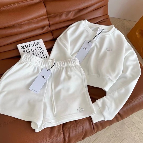 🔥🤍Alo White Cropped Sweatshirt & Shorts Loungewear Set - Picture 3 of 3